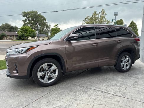 Used 2017 Toyota Highlander Limited w/ Carpet Mat Package AWD/4WD image 4