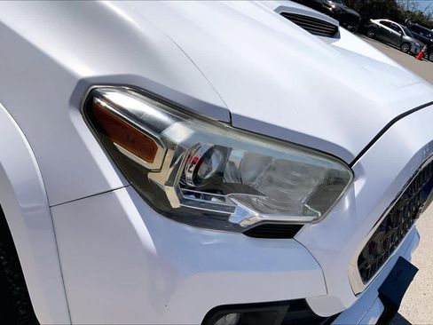 Used 2018 Toyota Tacoma TRD Sport w/ Technology Package image 27