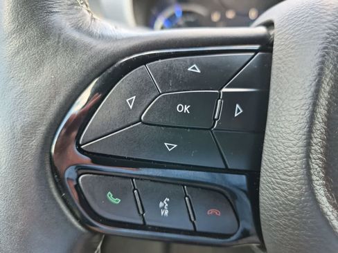 Used 2021 Chrysler Pacifica Touring-L w/ Uconnect Theater Family Group FWD image 24