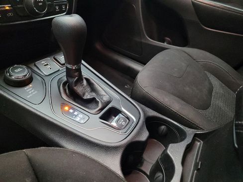 Used 2019 Jeep Cherokee Latitude w/ Popular Appearance Group AWD/4WD image 26