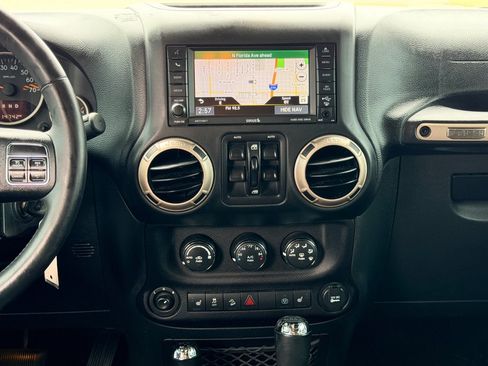 Used 2016 Jeep Wrangler Unlimited Sahara AWD/4WD image 16