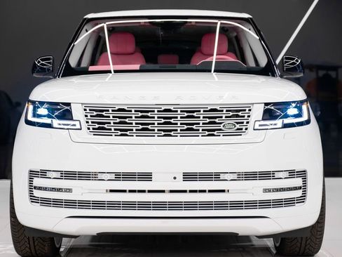 Used 2025 Land Rover Range Rover SE image 2