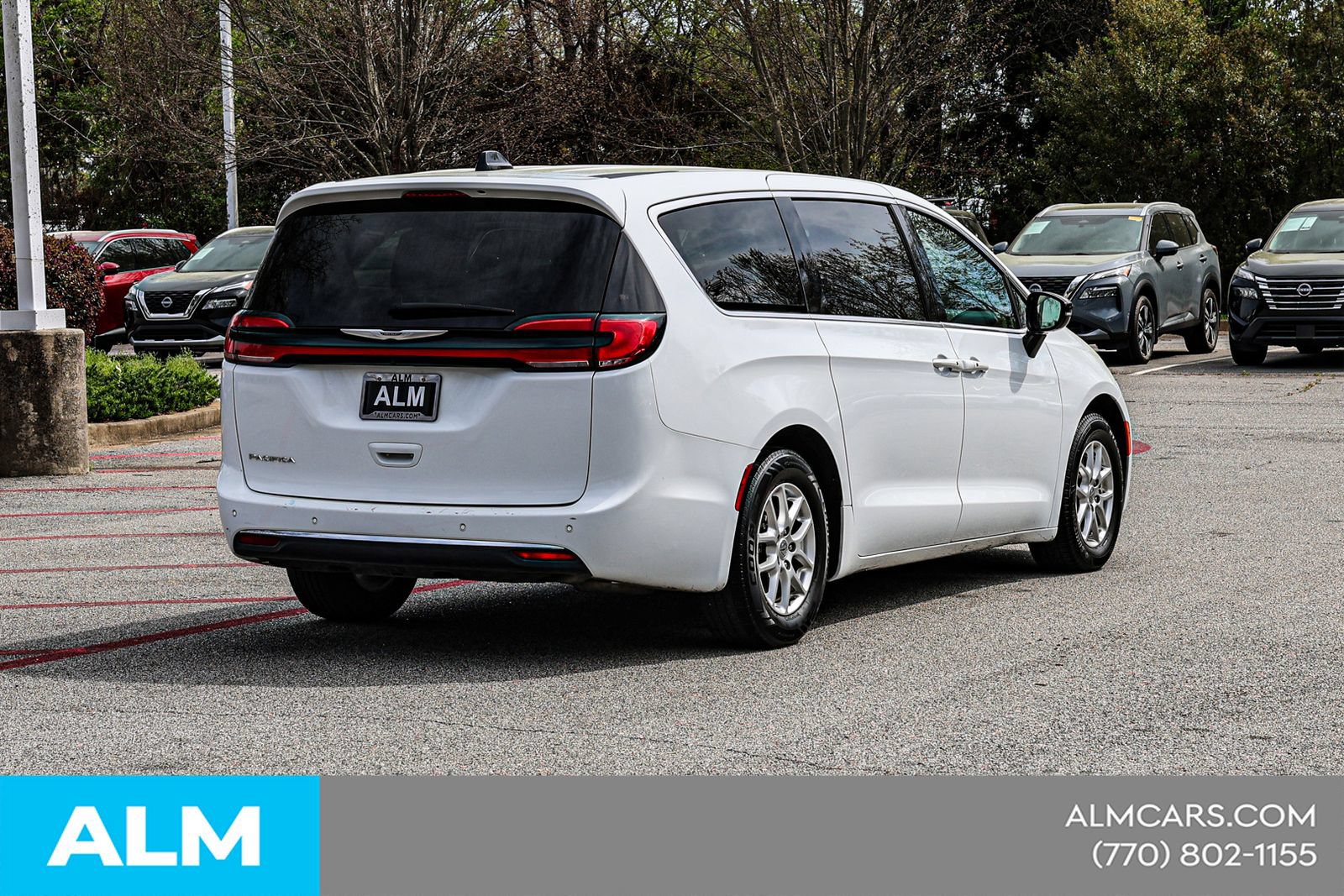 Used 2024 Chrysler Pacifica Touring-L FWD image 6