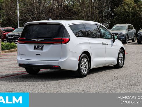 Used 2024 Chrysler Pacifica Touring-L FWD image 6