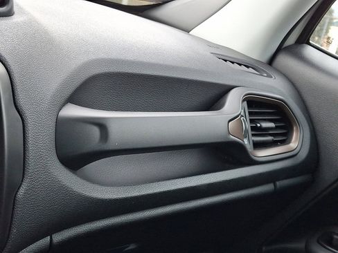 Used 2023 Jeep Renegade Latitude image 29