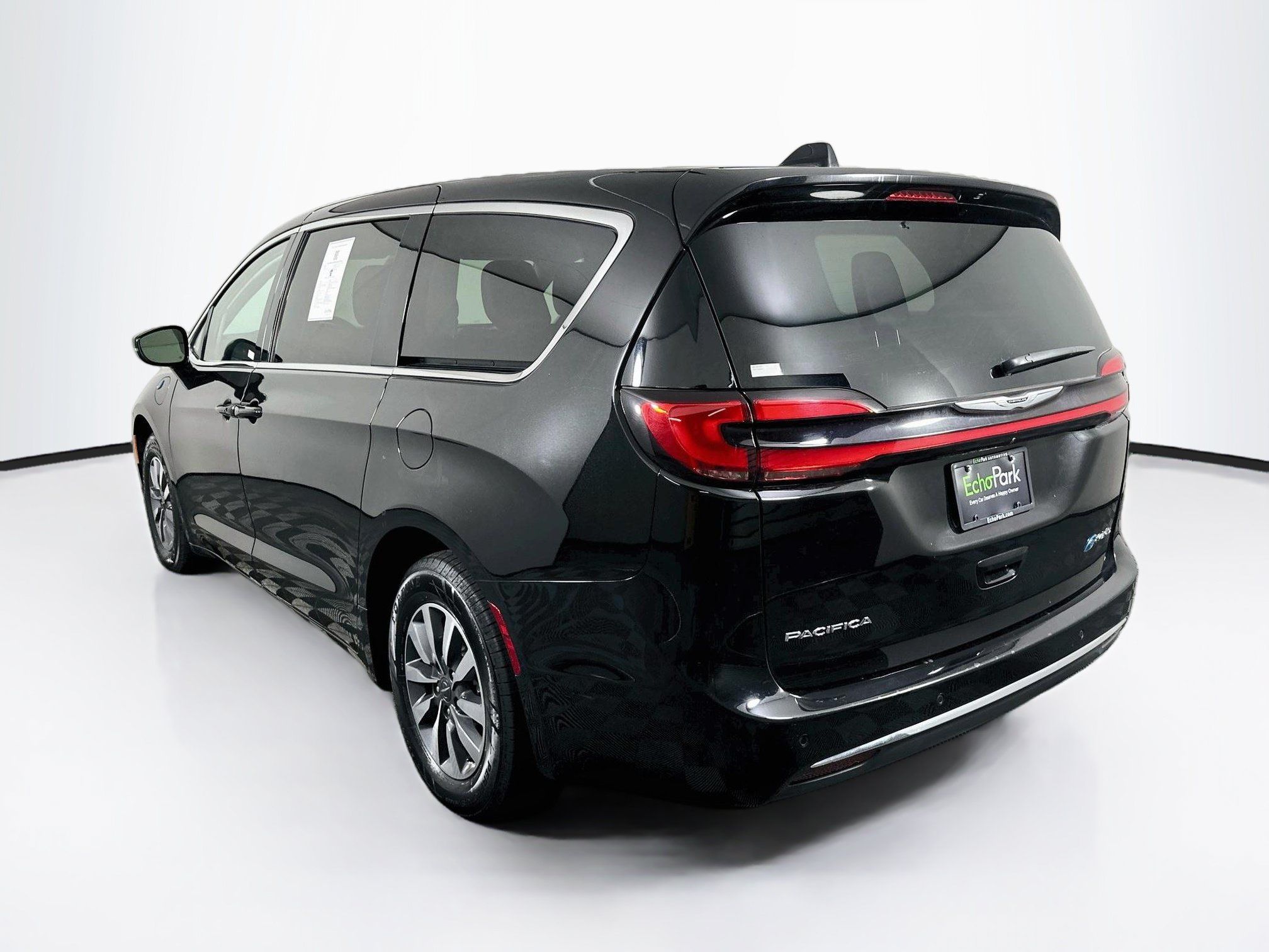 Used 2024 Chrysler Pacifica Limited FWD image 5