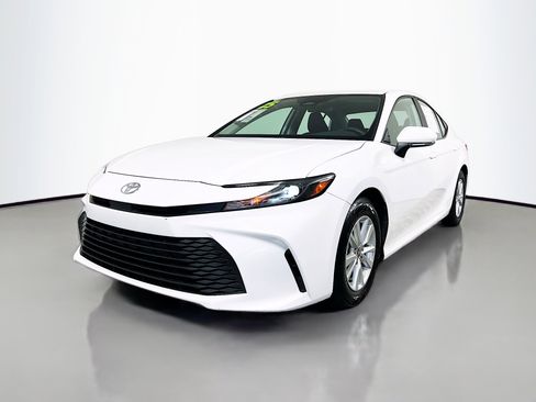 Used 2025 Toyota Camry LE image 10