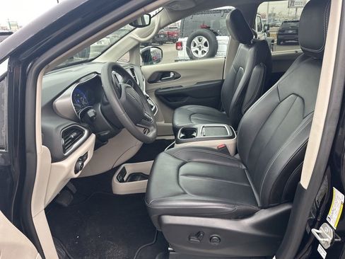 Used 2024 Chrysler Pacifica Touring-L FWD image 9