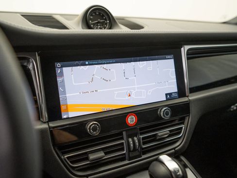 Used 2025 Porsche Macan image 27