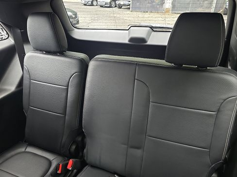 Used 2023 Chevrolet Traverse LT image 12