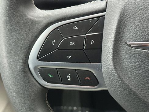 Used 2024 Chrysler Pacifica Select image 28