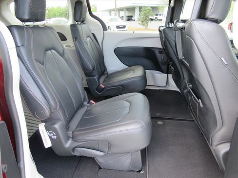 Used 2019 Chrysler Pacifica Touring-L Plus w/ Advanced Safetytec Group image 31