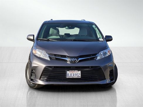 Used 2019 Toyota Sienna LE image 2