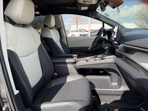 Used 2025 Toyota Sienna Platinum image 31