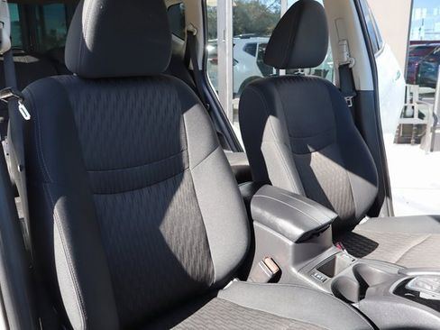 Used 2018 Nissan Rogue SV image 12