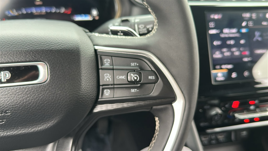 Used 2025 Jeep Grand Cherokee Laredo w/ Luxury Tech Group I AWD/4WD image 17