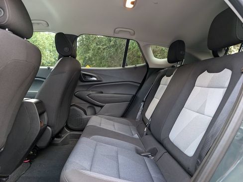 Used 2025 Chevrolet Trax LS w/ LS Convenience Package FWD image 17