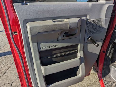 Used 2012 Ford E-150 and Econoline 150 Wagon RWD image 8