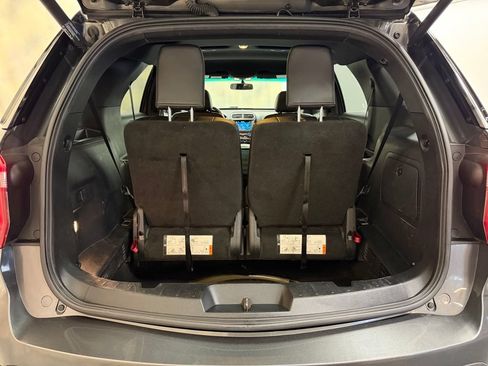 Used 2017 Ford Explorer XLT w/ Equipment Group 202A AWD/4WD image 33