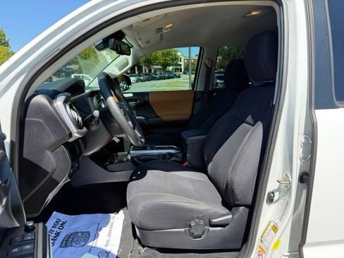 Used 2018 Toyota Tacoma SR5 RWD image 11