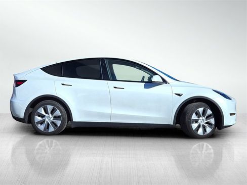 Used 2024 Tesla Model Y 2WD image 3