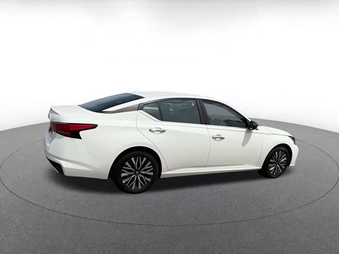 Used 2025 Nissan Altima 2.5 SV FWD image 14