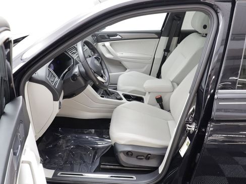 Used 2022 Volkswagen Tiguan SE R-Line image 6