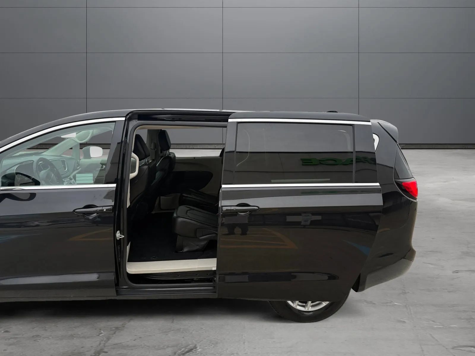 Used 2023 Chrysler Pacifica Touring-L FWD image 17