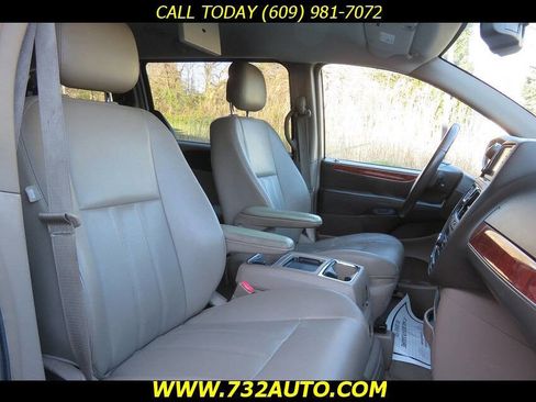 Used 2014 Chrysler Town & Country Touring FWD image 7