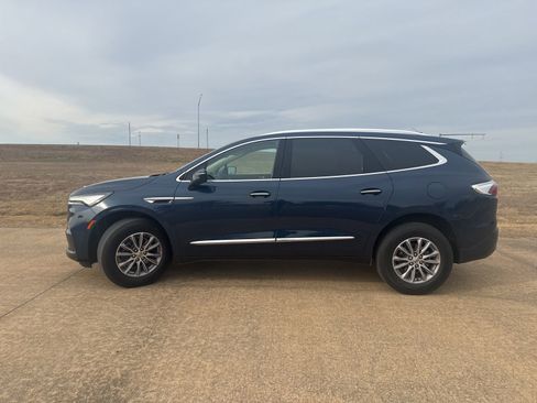 Used 2024 Buick Enclave Essence image 2
