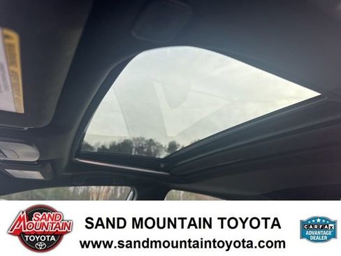 Used 2025 Toyota Camry SE w/ Convenience Package image 17