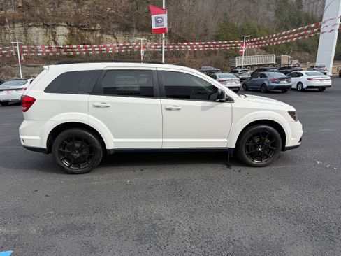 Used 2019 Dodge Journey SE w/ Premium Group image 3