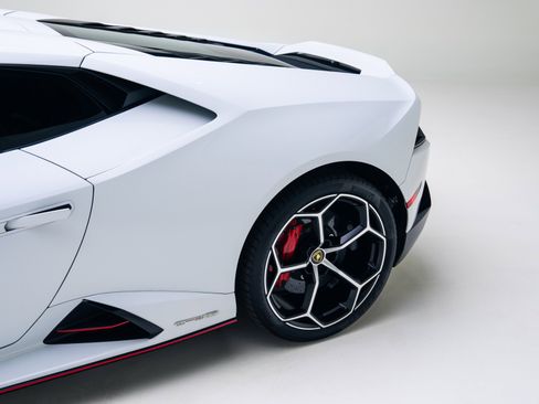 Used 2020 Lamborghini Huracan EVO image 18