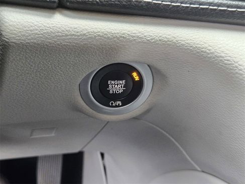 Used 2022 Chrysler Pacifica Limited w/ Uconnect Theater Family Group image 24