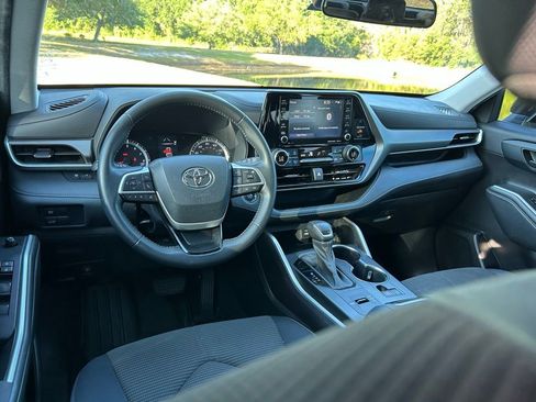 Used 2022 Toyota Highlander LE FWD image 12