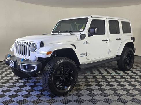 Used 2023 Jeep Wrangler Unlimited Sahara w/ Cold Weather Group AWD/4WD image 8