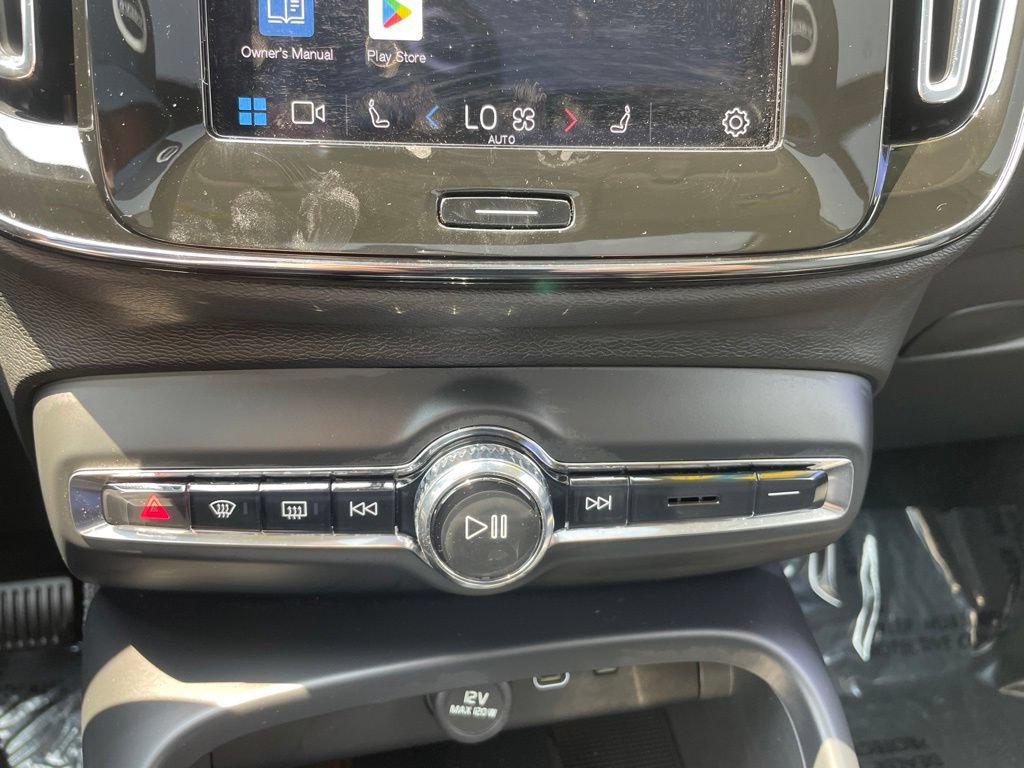 Certified 2025 Volvo XC40 B5 Plus AWD/4WD image 27
