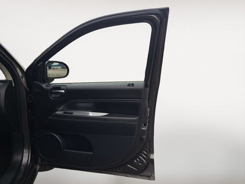 Used 2015 Jeep Compass Latitude FWD image 25