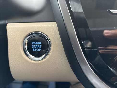 Used 2018 Toyota Camry XLE image 30