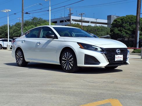 Used 2025 Nissan Altima 2.5 SV FWD image 3