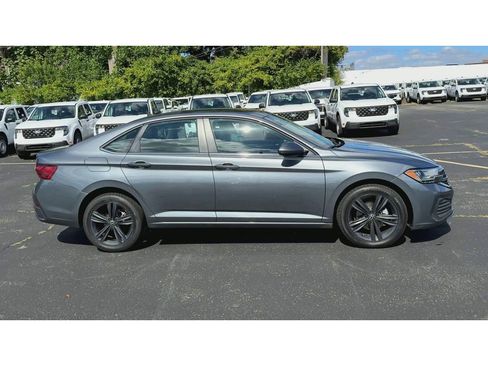 Used 2024 Volkswagen Jetta SE image 9