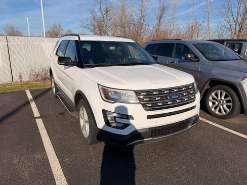 Used 2016 Ford Explorer XLT w/ Equipment Group 202A image 3