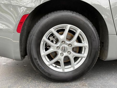 Used 2023 Chrysler Pacifica Touring-L FWD image 25