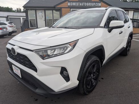 Used 2020 Toyota RAV4 XLE FWD image 2