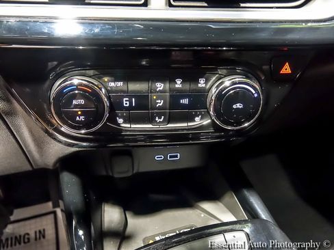 Used 2025 Chevrolet Trax RS w/ Sunroof Package FWD image 23