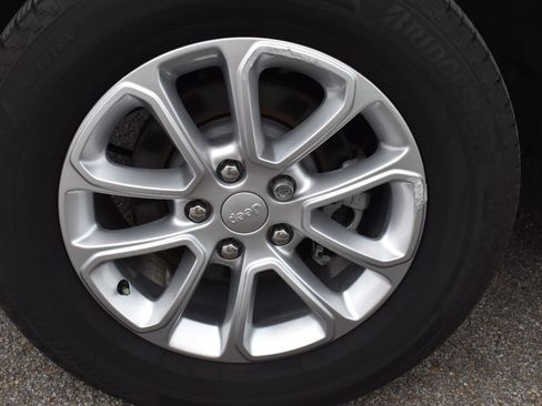 Used 2022 Jeep Grand Cherokee Laredo X image 10