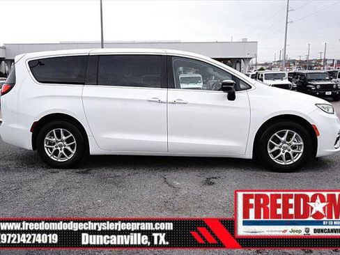 Certified 2024 Chrysler Pacifica Touring-L image 6