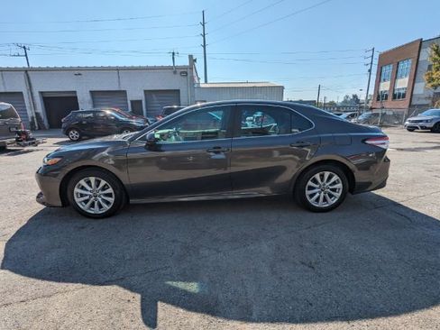 Used 2018 Toyota Camry LE image 10