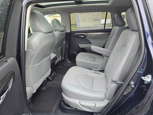 New 2026 Toyota Highlander Platinum AWD/4WD image 18