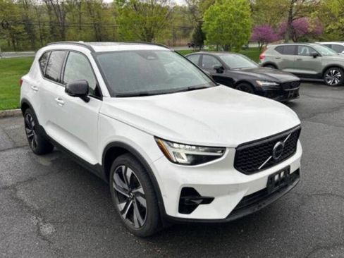 Used 2023 Volvo XC40 B5 Plus w/ Protection Package Premier AWD/4WD image 4